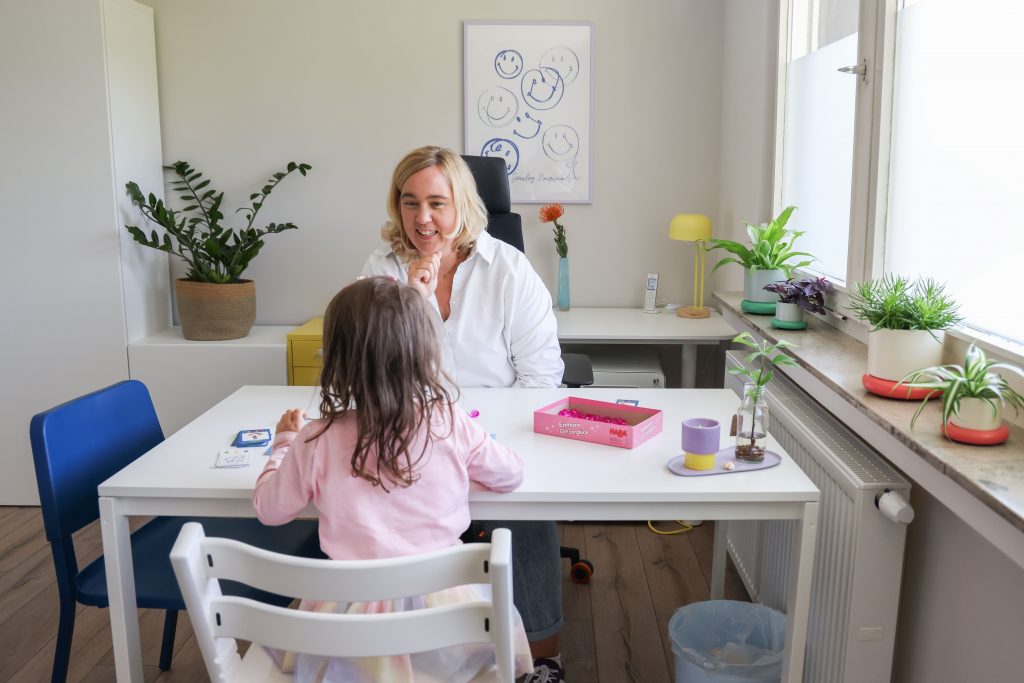 Logopädische Therapiestunde bei Kindern in der Praxis